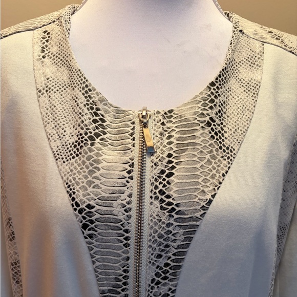 #114 Insight New York Cream Coat with Snake-Print Trim. Excellent Condition. - Picture 3 of 16